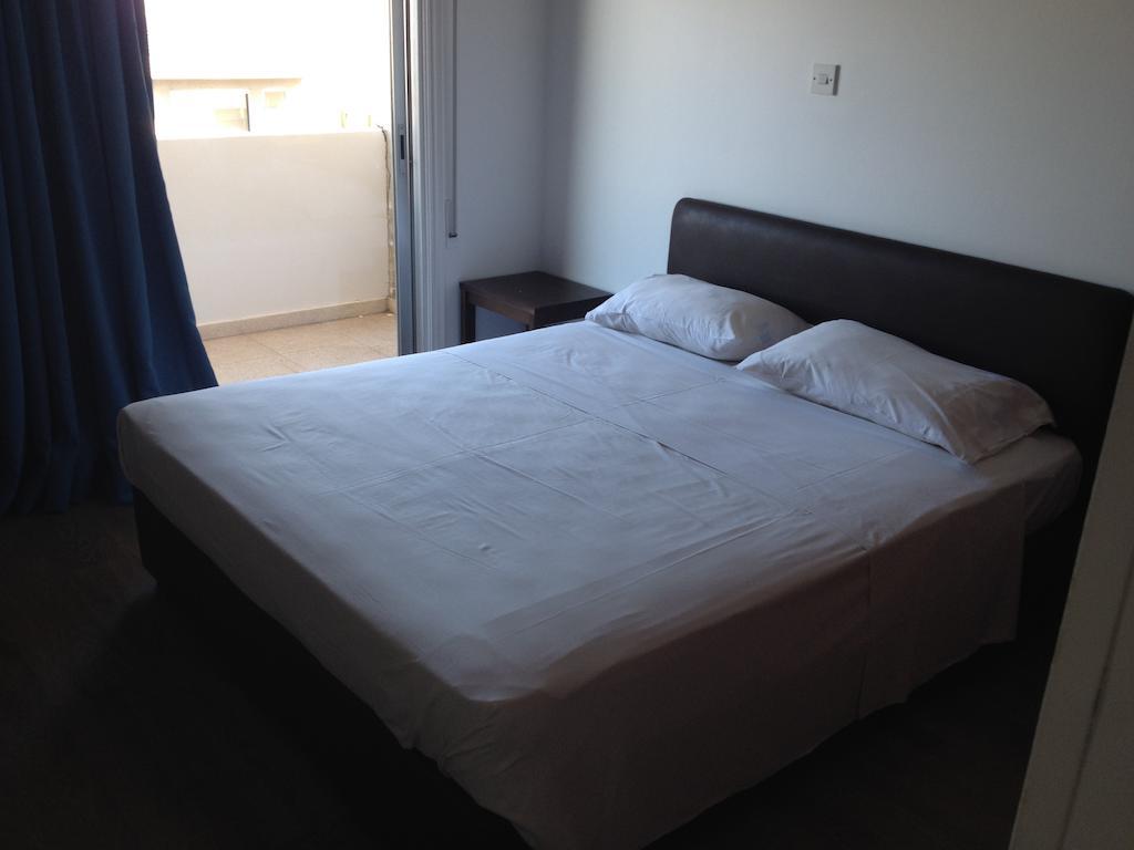 Francis Apartments Larnaca Oda fotoğraf